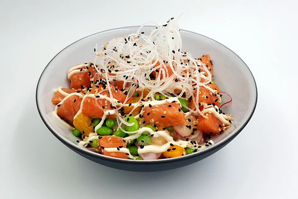 ‘POKE BOWL’: Disebut poh-kay, hidangan ini menyajikan ikan mentah bersama sayur-sayuran.