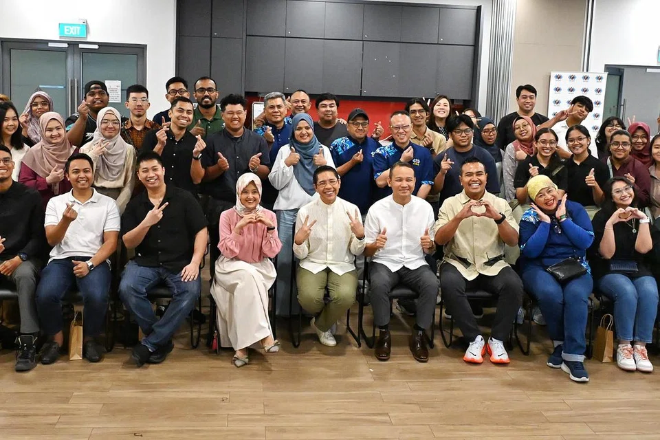 Sekitar 100 belia Melayu/Islam hadir di sesi Dialog Pasca-Belanjawan M³ pada 9 Mac. Turut hadir ialah Menteri di Pejabat Perdana Menteri, Dr Mohamad Maliki Osman; Menteri Negara (Penerangan dan Pembangunan Digital merangkap Kesihatan), Cik Rahayu Mahzam; Mayor Majlis Pembangunan Masyarakat (CDC) South East, Encik Mohd Fahmi Aliman; dan Anggota Parlimen (AP) Pasir Ris-Punggol, Encik Sharael Taha.