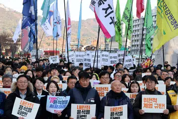 Penunjuk perasaan bertempur dengan pegawai polis di luar Dewan Negara selepas Presiden Korea Selatan, Encik Yoon Suk Yeol, mengisytiharkan undang-undang tentera pada 4 Disember.