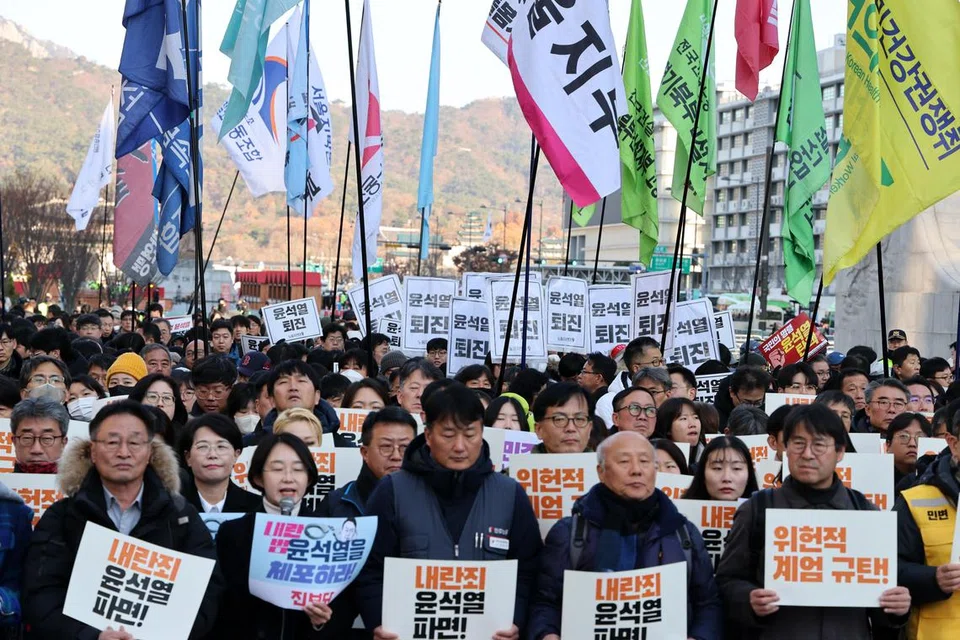 Penunjuk perasaan bertempur dengan pegawai polis di luar Dewan Negara selepas Presiden Korea Selatan, Encik Yoon Suk Yeol, mengisytiharkan undang-undang tentera pada 4 Disember.