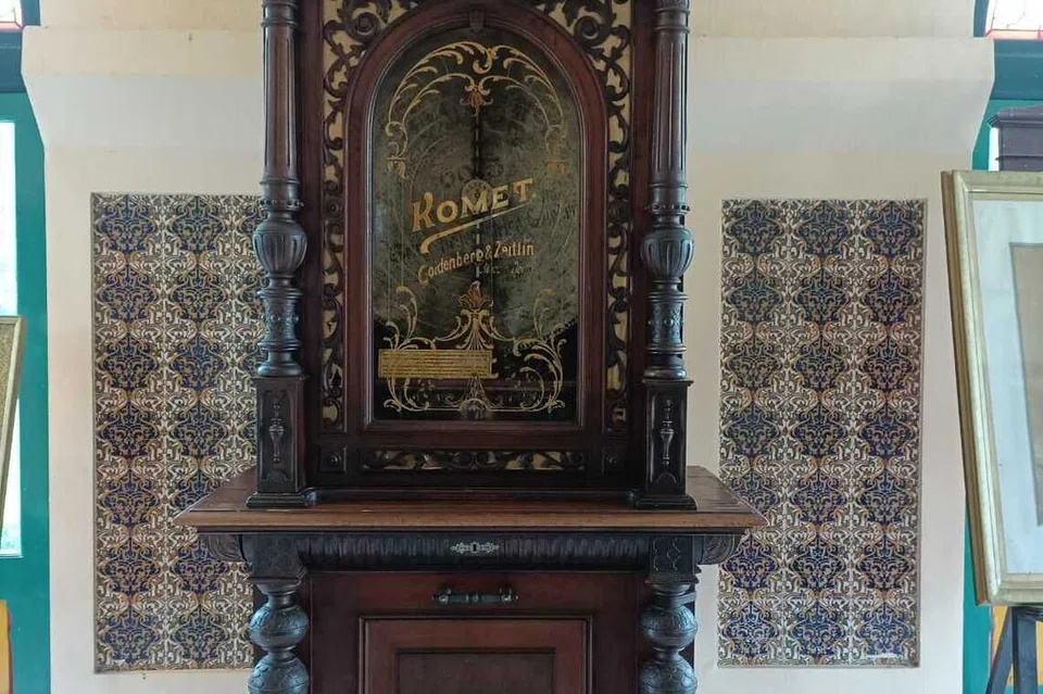 Komet ialah alat muzik bersejarah buatan Jerman yang menyerupai gramofon dengan piringan keluli. Kini ia tersimpan di Istana Siak Sri Indrapura dan merupakan satu-satunya yang masih berfungsi di dunia. Komet ini dibawa pulang oleh Sultan Siak ke-11 pada 1896 dari Eropah dan mampu memainkan muzik klasik karya penggubah seperti Beethoven dan Mozart melalui piringan keluli yang diputar secara manual.