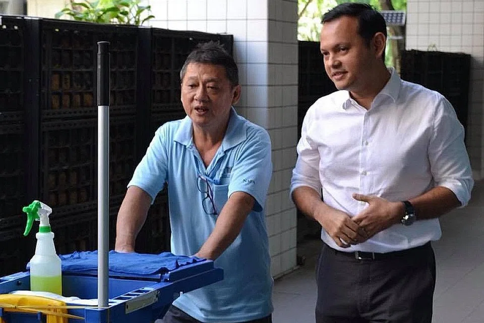 LEBIH BANYAK BANTUAN: Encik Zaqy Mohamad (kanan) akan mulakan usaha mencari cara menghulur lebih banyak bentuk sokongan bagi membantu pekerja berpendapatan rendah seperti Encik Tung (kiri), pekerja pembersihan yang meraih manfaat daripada Skim Tambahan Pendapatan Daya Kerja (WIS) - Foto FACEBOOK ZAQY MOHAMAD