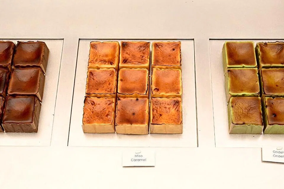 (dari kiri) Perisa Pistachio Berry, Chocolate Praline, Miso Caramel, Ondeh-Ondeh dan Original. 