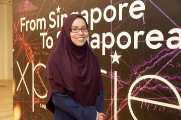 TANGGUNGJAWAB BESAR: Tugas melatih, menyelia dan menjaga kebajikan sukarelawan acara peringatan 200 Tahun Singapura terletak di bahu Cik Nurulhuda yang memainkan peranan sebagai ketua sukarelawan.