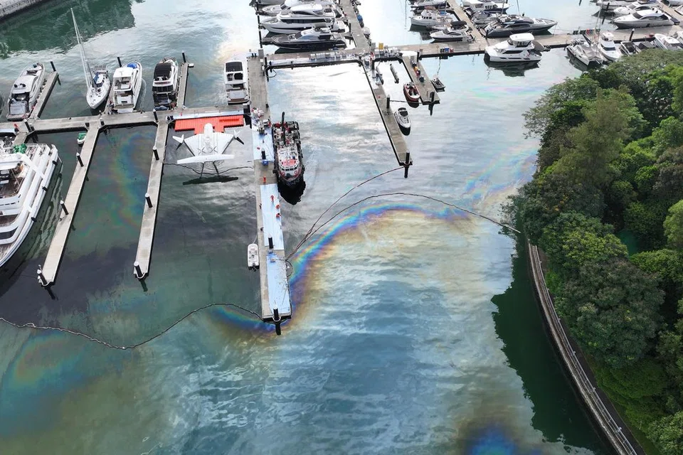 Pelampung pembendung minyak diletakkan di muara Keppel Marina untuk memudahkan usaha pembersihan minyak terkumpul.