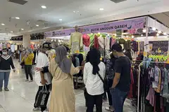 BERBELANJA HARI RAYA: Orang ramai, baik penduduk setempat mahupun rakyat Singapura, kembali merancakkan perniagaan di Plaza Angsana hampir sebulan selepas sempadan dibuka semula. 