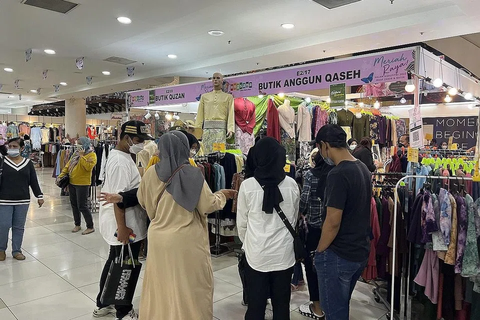 BERBELANJA HARI RAYA: Orang ramai, baik penduduk setempat mahupun rakyat Singapura, kembali merancakkan perniagaan di Plaza Angsana hampir sebulan selepas sempadan dibuka semula. 