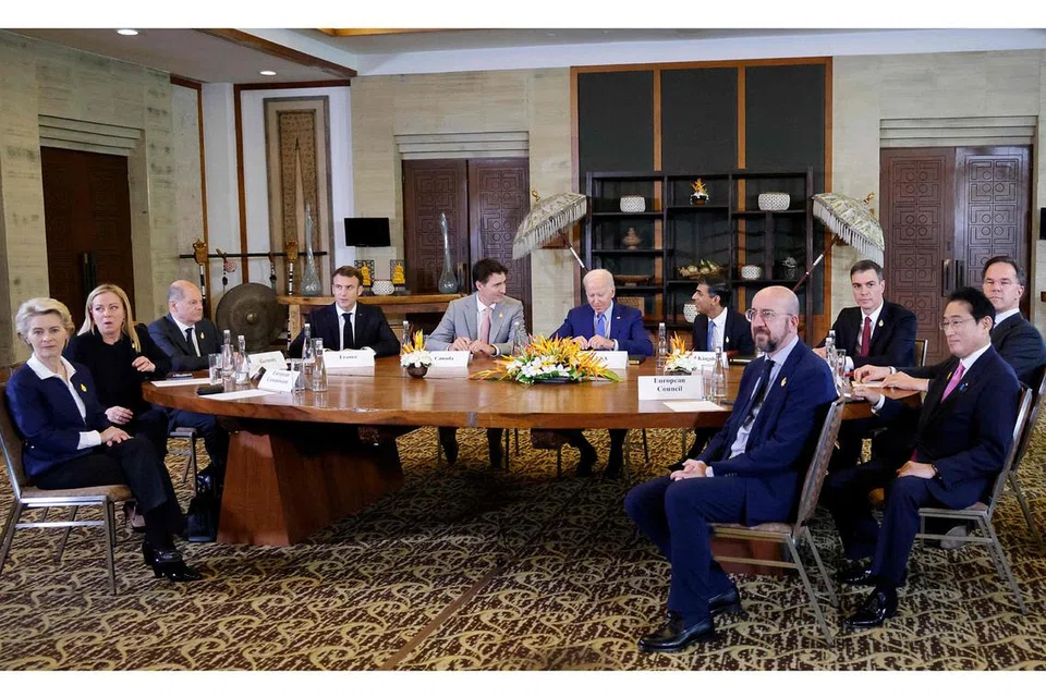 MESYUARAT TERGEMPAR: Presiden Amerika, Encik Joe Biden (tengah), Perdana Menteri Britain Encik Rishi Sunak, Perdana Menteri Canada Encik Justin Trudeau dan para pemimpin dunia lain mengadakan mesyuarat "tergempar" semalam. - Foto AFP