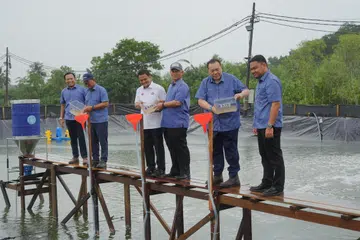  Datuk Zahari Sarip, pengerusi jawatankuasa pertanian, udang putih
