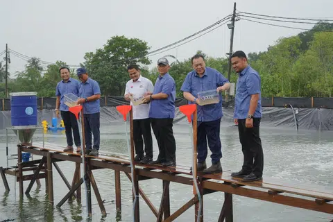  Datuk Zahari Sarip, pengerusi jawatankuasa pertanian, udang putih