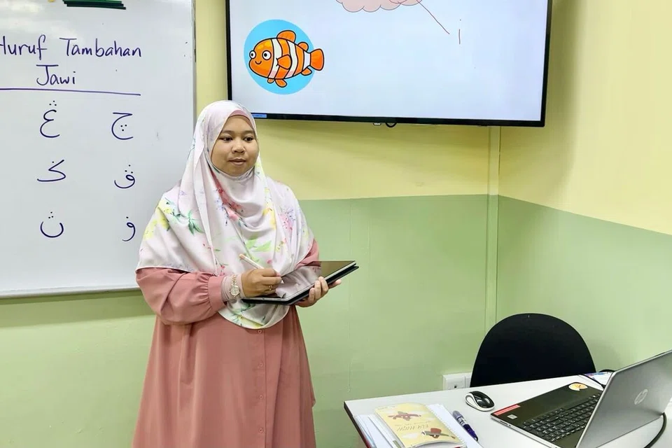 Guru kanan Andalus, Ustazah Aida Adriana Sabarudin, berkata asatizah perlu menjalani latihan digital bagi membantu asatizah menyediakan bahan multimedia dan berkomunikasi lebih efektif dengan pelajar serta waris.