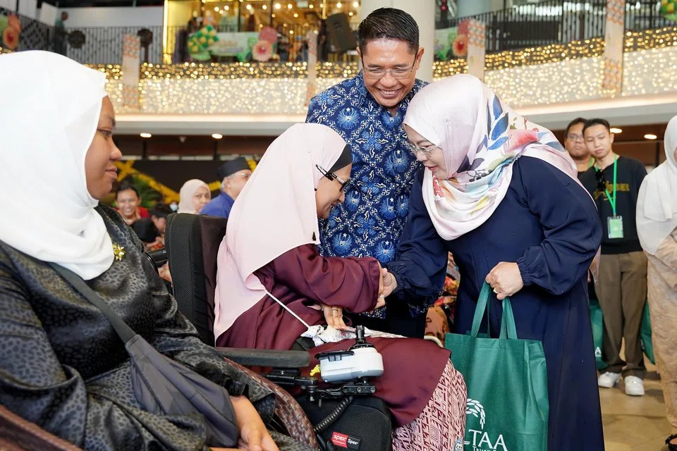 Menteri di Pejabat Perdana Menteri merangkap Menteri Kedua (Pendidikan dan Ehwal Luar), Dr Mohamad Maliki Osman, bersama isterinya, Cik Saadiah Sahal (kanan), menyampaikan sumbangan Kempen Dana Amal Tabung Amal Aidilfitri (TAA) kepada Cik Suhana Suhaimi (dua dari kiri) di acara pengagihan sumbangan yang berlangsung pada pagi 22 Mac di Persada Budaya, Wisma Geylang Serai.
