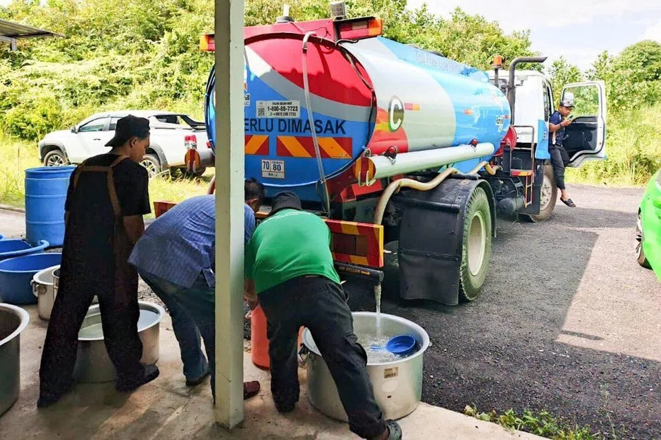 Malaysia, Johor, cuaca kering, bantuan kecemasan,  Onn Hafiz Ghazi, sungai, empangan, Loji Rawatan Air