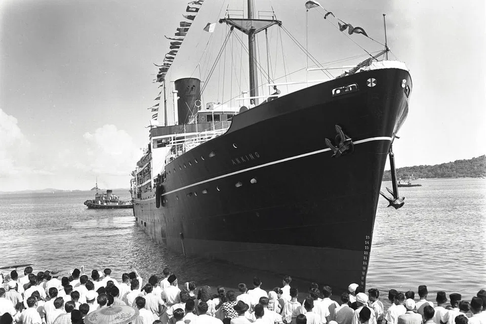 UCAP SELAMAT: Keluarga-keluarga para jemaah haji menghantar jemaah berlepas dari Singapura dalam foto yang diambil pada 1954. - Foto ARKIB NEGARA