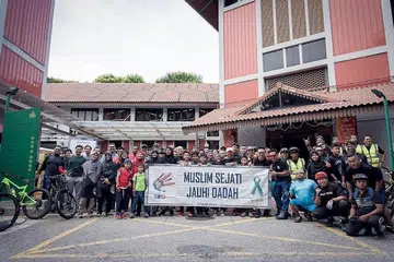 BANYAK CARA SEBAR MESEJ: Salah satu kegiatan kempen Dadah Itu Haram ialah acara berbasikal yang dikendalikan bersama masjid setempat bagi mendekati belia sambil menyebarkan mesej tentang bahayanya dadah. - Foto MHA