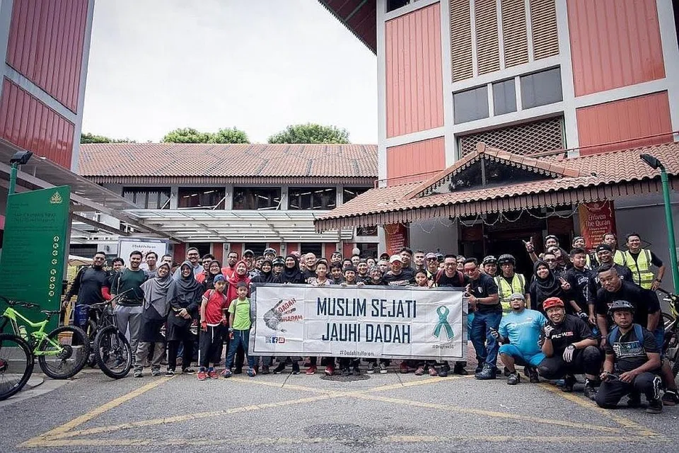 BANYAK CARA SEBAR MESEJ: Salah satu kegiatan kempen Dadah Itu Haram ialah acara berbasikal yang dikendalikan bersama masjid setempat bagi mendekati belia sambil menyebarkan mesej tentang bahayanya dadah. - Foto MHA