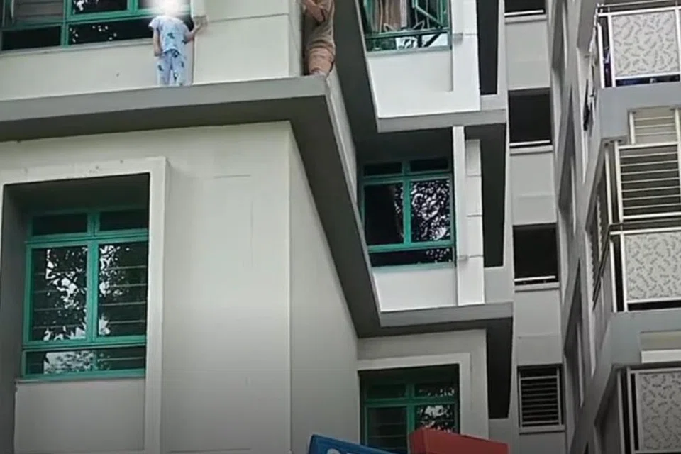 Seorang lelaki keluar dari tingkat unit lain dan berjalan perlahan-lahan untuk menyelamatkan budak kecil yang berdiri di luar tingkat sebuah flat. 