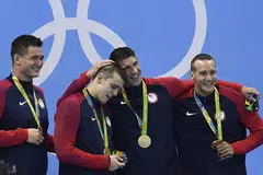 KEJAYAAN BERSEJARAH: Michael Phelps (tiga dari kiri) serta tiga rakan sepasukan (dari kiri) Nathan Adrian, Ryan Held dan Caeleb Dressel meraikan kejayaan merangkul emas perlumbaan 4x100m gaya bebas. - Foto-foto AFP