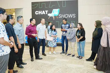Menteri Negara Kanan (Pertahanan merangkap Tenaga Manusia), Encik Zaqy Mohamad (empat dari kiri); Mayor Majlis Pembangunan Masyarakat (CDC) South East yang juga Anggota Parlimen (AP) GRC Marine Parade, Encik Mohd Fahmi Aliman (lima dari kiri); dan AP GRC Sembawang, Cik Mariam Jaafar (enam dari kiri), yang merupakan barisan anggota panel dalam Dialog Masyarakat Berita Harian (BH), kelihatan beramah mesra bersama hadirin sambil disaksikan oleh Editor BH, Encik Nazry Mokhtar (tiga dari kiri). 