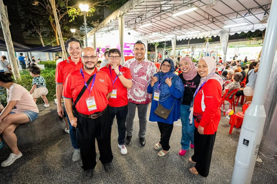 Salah satu tempat kegemaran Anggota Parlimen (AP) GRC Pasir Ris-Punggol, Encik Mohamed Sharael Mohd Taha (tengah) di Pasir Ris ialah kawasan lapang di hadapan Blok 440, Pasir Ris Drive 4, yang biasanya digunakan untuk menyambut perayaan seperti Tahun Baru Cina, Krismas, Deepavali dan Hari Raya.