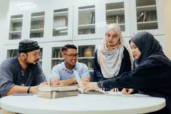Selain kelas fizikal, program Adil menyediakan kelas secara dalam talian dan pembelajaran kendiri, sesuai dengan keperluan individu dewasa yang bekerja dan lebih selesa belajar mengikut jadual sendiri.