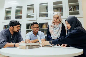 Selain kelas fizikal, program Adil menyediakan kelas secara dalam talian dan pembelajaran kendiri, sesuai dengan keperluan individu dewasa yang bekerja dan lebih selesa belajar mengikut jadual sendiri.