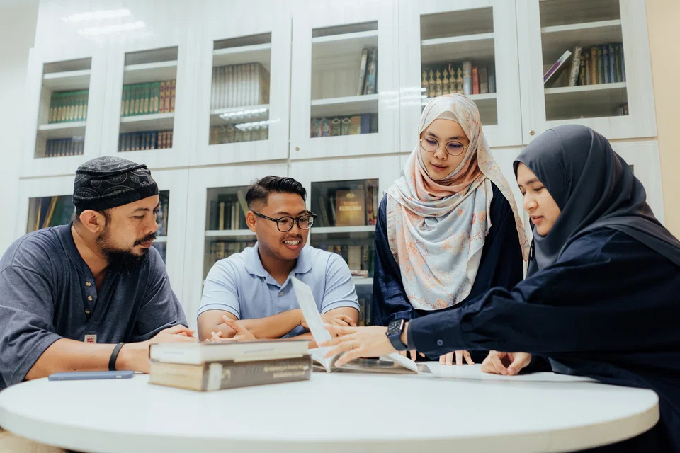 Selain kelas fizikal, program Adil menyediakan kelas secara dalam talian dan pembelajaran kendiri, sesuai dengan keperluan individu dewasa yang bekerja dan lebih selesa belajar mengikut jadual sendiri.