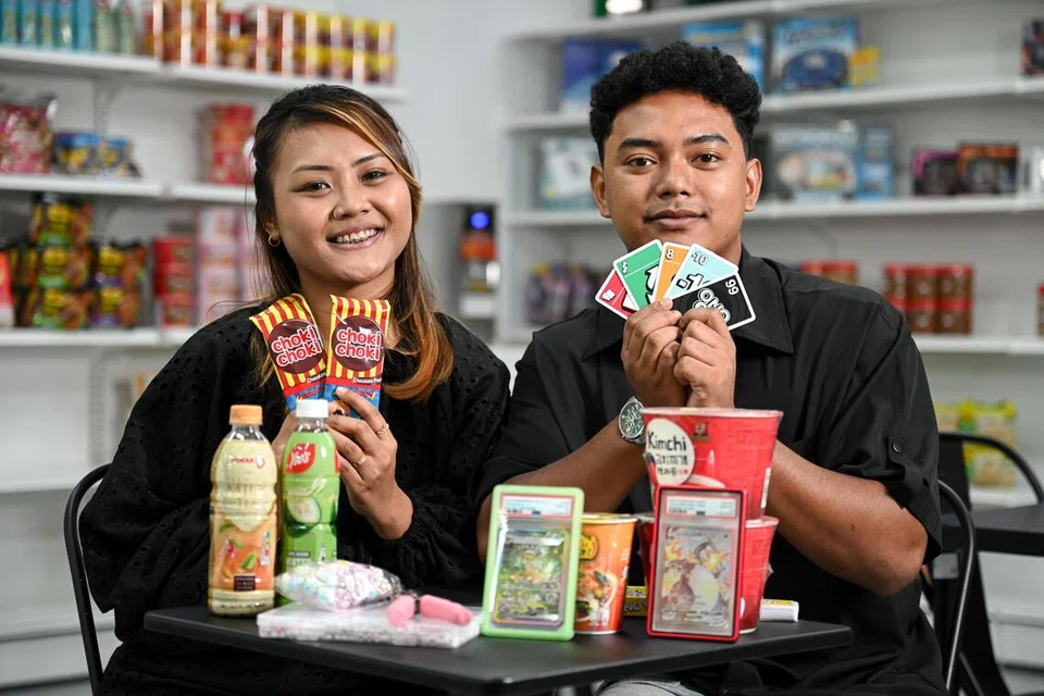 Cik Nira Sahara Md Khairul (kiri) menguruskan Maggie Kedai Runcit, yang lahir daripada impian suaminya, Encik Mohamed Naim Abdullah, untuk memiliki kedai runcit sendiri. Kedai runcit mereka menjual barangan keperluan dapur, snek nostalgia dan pelbagai permainan.