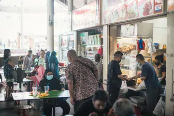 KOS MENINGKAT: Tinjauan itu juga menunjukkan bahawa lebih separuh perbelanjaan makanan dibelanjakan di pusat penjaja, pusat makanan dan kedai kopi serta pertubuhan serupa seperti kantin, kiosk dan peniaga jalanan. 