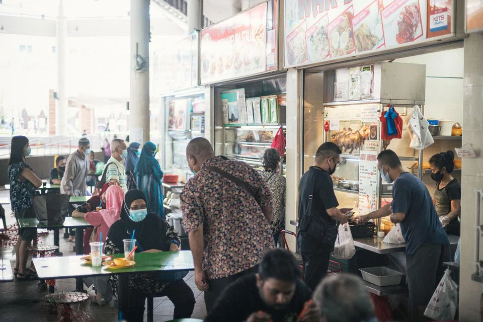 KOS MENINGKAT: Tinjauan itu juga menunjukkan bahawa lebih separuh perbelanjaan makanan dibelanjakan di pusat penjaja, pusat makanan dan kedai kopi serta pertubuhan serupa seperti kantin, kiosk dan peniaga jalanan. 