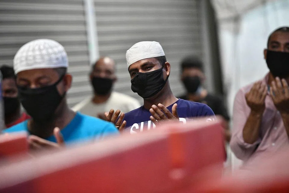 SALURKAN BANTUAN: Pekerja asing di dormotori PPT Lodge dilihat sedang berdoa sewaktu pengagihan makanan untuk bersahur pada 24 April 2020. - ARRIFIN JAMAR