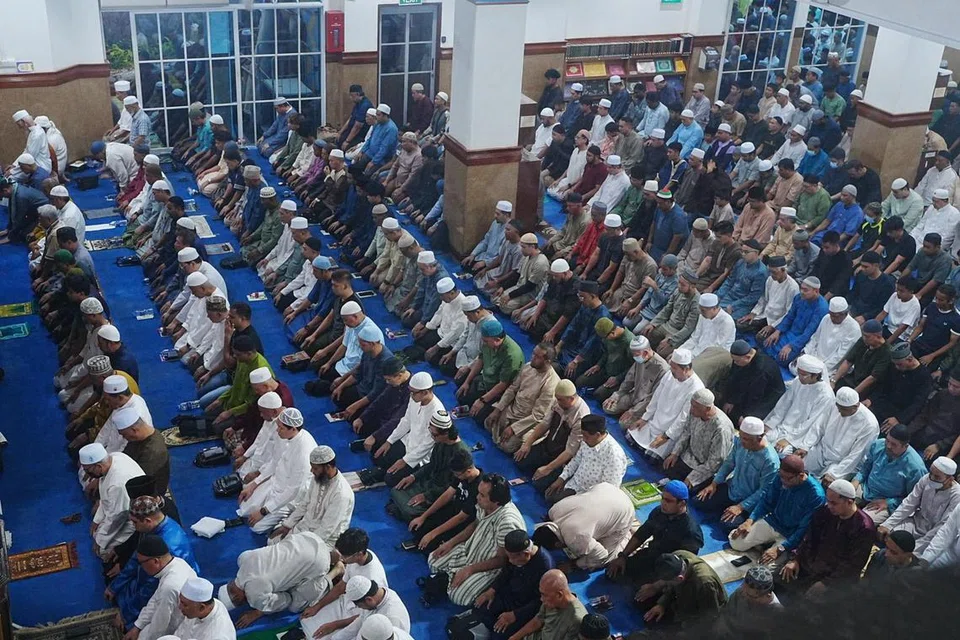 Jemaah melakukan solat tarawih pada permulaan Ramadan di Masjid Istighfar di Pasir Ris. Allahyarham Ustaz Ali Haji Mohamed mahukan masyarakat harmoni kerana keadaan itu memudahkan orang Islam melaksanakan perintah agama. “Kalau kita gaduh-gaduh, susahkan nak jalankan perintah Tuhan? Rugi kita,” katanya. 