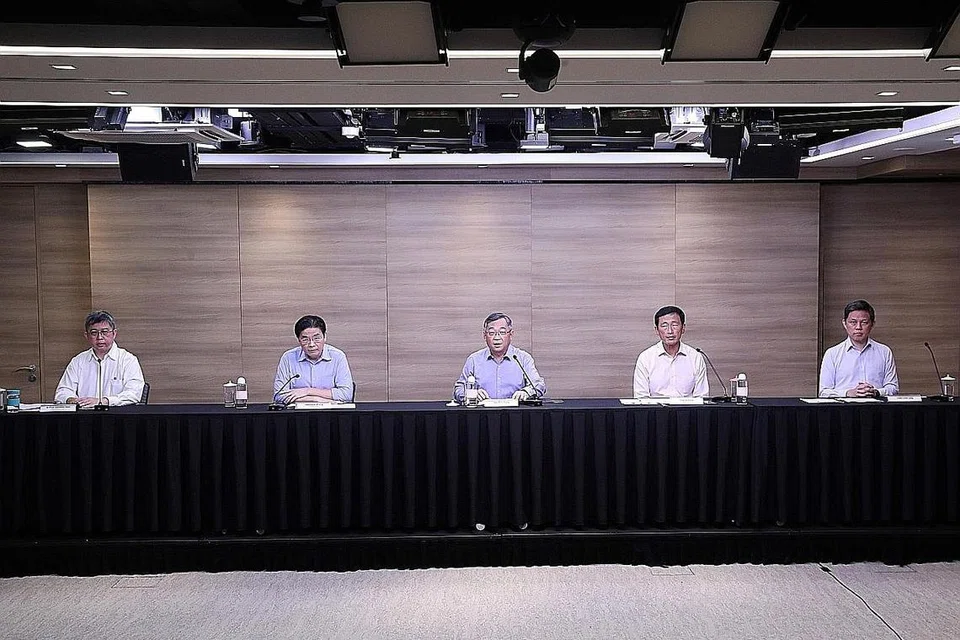 UMUM LANGKAH BERJAGA-JAGA: Sidang maya yang diadakan semalam dianggotai (dari kiri) Pengarah Khidmat Perubatan MOH, Profesor Madya Kenneth Mak; Menteri Kewangan yang juga pengerusi bersama MTF Lawrence Wong; Menteri Perdagangan dan Perusahaan yang juga pengerusi bersama MTF Gan Kim Yong; Menteri Kesihatan Ong Ye Kung, dan Menteri Pendidikan Chan Chun Sing. - Foto MCI