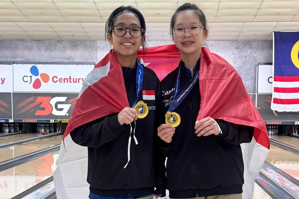 Atlet boling Singapura, Nur Irdina Hazly (kiri) dan Lim Shi En, merangkul gelaran beregu wanita di Kejohanan Boling Belia Asia pada 23 Ogos dengan mencatatkan 2,637 jatuhan pin secara keseluruhan.