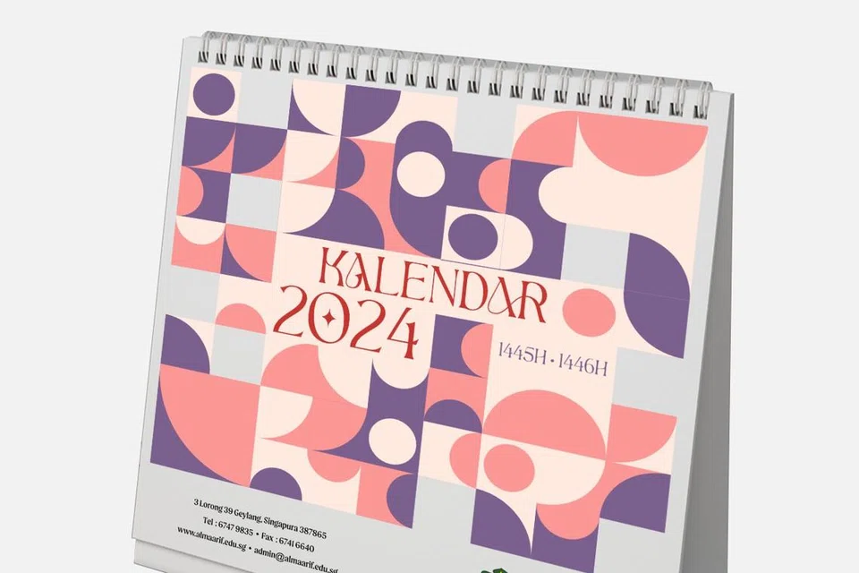 USAHA MURNI: Dua jenis kalendar Islam 2024 rekaan Madrasah Al-Ma’arif Al-Islamiah, untuk diletak di atas meja (kiri) dan digantung (kanan), dijual $12 satu. Semua hasil jualan akan disalurkan sepenuhnya kepada dana pembangunan madarasah tersebut.    