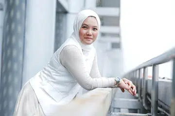 Cik Fazirah Sa’im, lulusan jurusan Pengurusan dan Perniagaan dari Universiti London menceburi dunia perhubungan awam (PR) dan komunikasi. Beliau menimba lebih sedekad pengalaman di agensi antarabangsa ternama seperti Edelman dan Golin. 