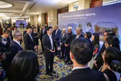 Perdana Menteri, Encik Lawrence Wong (dua dari kiri) bersama Menteri Pengangkutan, Encik Chee Hong Tat  (paling kiri) berinteraksi dengan hadirin di majlis makan malam sempena ulang tahun ke-40 Penguasa Penerbangan Awam Singapura (CAAS) di Hotel Shangri-La pada 6 September.