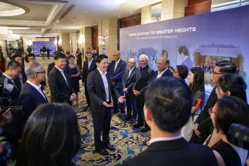 Perdana Menteri, Encik Lawrence Wong (dua dari kiri) bersama Menteri Pengangkutan, Encik Chee Hong Tat  (paling kiri) berinteraksi dengan hadirin di majlis makan malam sempena ulang tahun ke-40 Penguasa Penerbangan Awam Singapura (CAAS) di Hotel Shangri-La pada 6 September.
