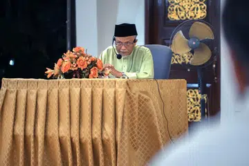 KULIAH MAGHRIB: Ustaz Pasuni menyampaikan ceramah tentang keimanan semasa kuliah maghrib di Masjid Al-Mukminin baru-baru ini. - Foto BH oleh IQBAL FAIZAL