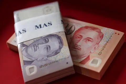 Dolar Singapura menghadapi tekanan baru akibat tarif Amerika Syarikat dan spekulasi mengenai pelonggaran dasar kadar pertukaran.