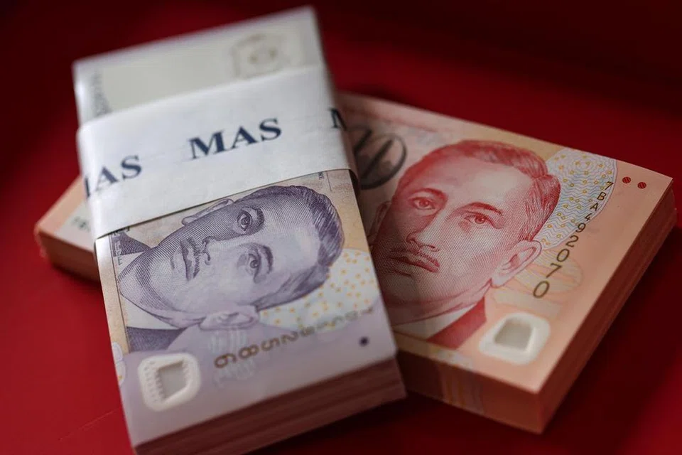Dolar Singapura menghadapi tekanan baru akibat tarif Amerika Syarikat dan spekulasi mengenai pelonggaran dasar kadar pertukaran.