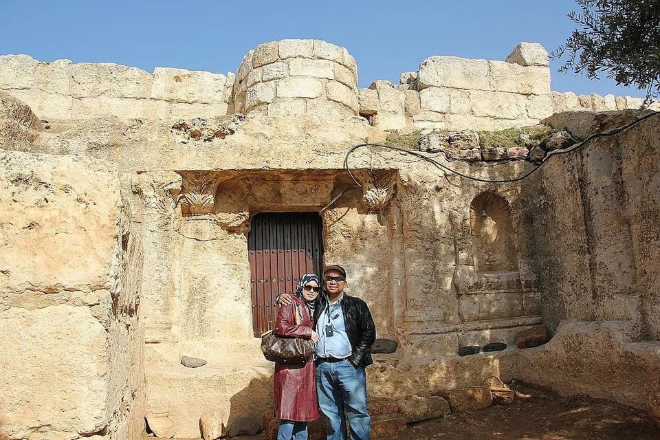 DI DEPAN GUA ASHAABUL KAHFI: Pemandangan di depan pintu gua Ashaabul Kahfi. Bekas bangunan masjid dan mihrab yang dibina masih dapat dilihat. 