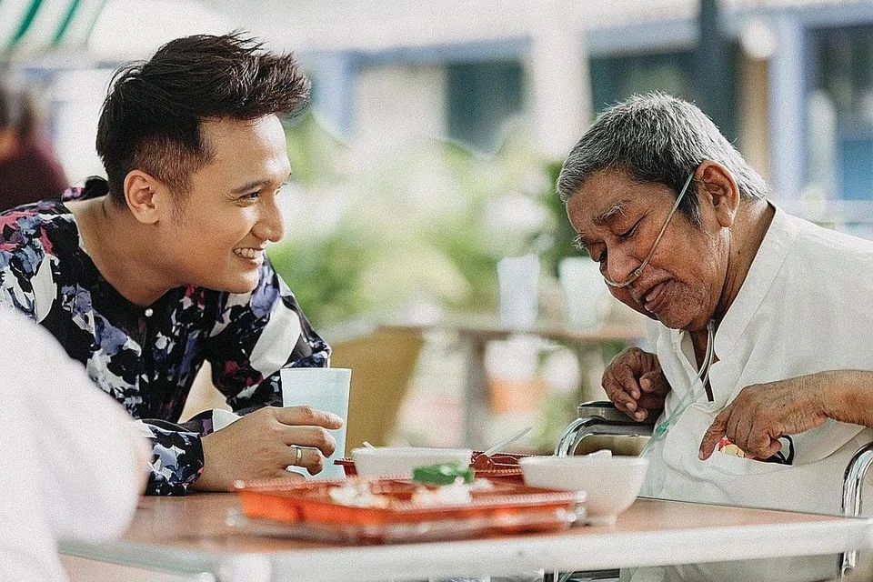 HIBURKAN WARGA TUA: Pelakon dan pengacara Fauzie Laily (kiri) turut menghiburkan penghuni di rumah jagaan warga tua Green Avenue Home for the Elderly bersama kumpulan jiran Kampung Spirit yang menyediakan hidangan makan malam bagi rancangan Gotong Royong. - Foto MUHAMMAD ROSLI