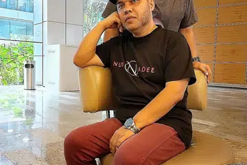 BAKAL LANCARKAN ALBUM: Dengan keadaan Mohd Noor Abdullah (Nur) dari kumpulan Nuradee (duduk) yang kian pulih, Nur akan kembali aktif bersama abangnya, Rasid Abdullah atau lebih dikenali sebagai Adee. - Foto BM oleh HANIM MOHD SALEH