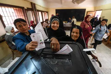 KELUAR MENGUNDI: Wanita Mesir membuang undi di pusat mengundi sekolah Menengah Shubra dalam pilihan raya presiden di Kaherah pada 10 Disember 2023. Undian di negara yang mempunyai hampir 106 juta orang itu akan berlangsung sehingga 12 Disember, dengan keputusan rasmi dijangka diumumkan pada 18 Disember.