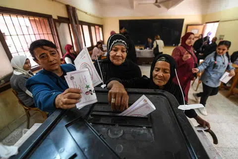 KELUAR MENGUNDI: Wanita Mesir membuang undi di pusat mengundi sekolah Menengah Shubra dalam pilihan raya presiden di Kaherah pada 10 Disember 2023. Undian di negara yang mempunyai hampir 106 juta orang itu akan berlangsung sehingga 12 Disember, dengan keputusan rasmi dijangka diumumkan pada 18 Disember.