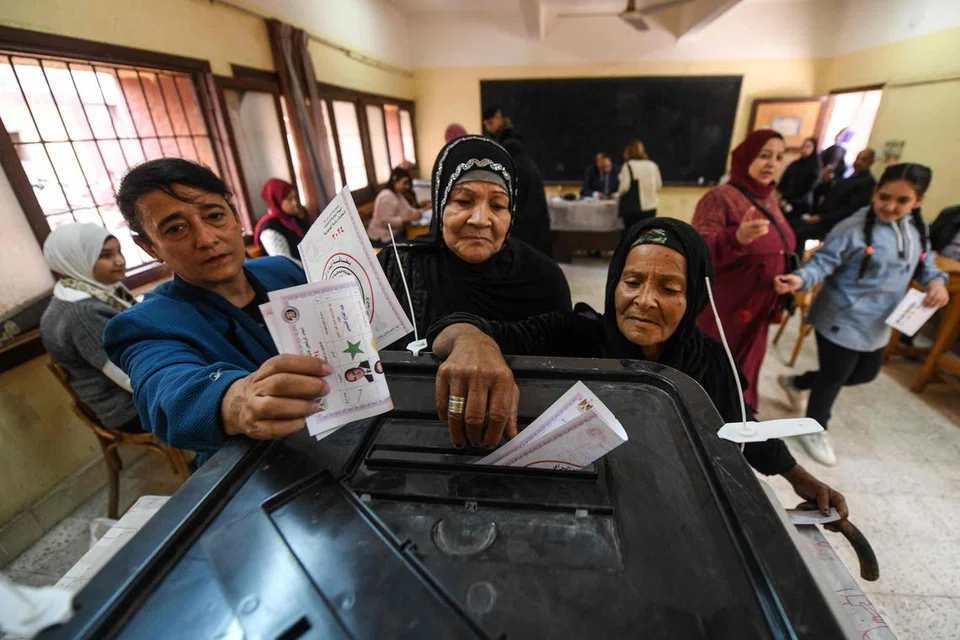 KELUAR MENGUNDI: Wanita Mesir membuang undi di pusat mengundi sekolah Menengah Shubra dalam pilihan raya presiden di Kaherah pada 10 Disember 2023. Undian di negara yang mempunyai hampir 106 juta orang itu akan berlangsung sehingga 12 Disember, dengan keputusan rasmi dijangka diumumkan pada 18 Disember.