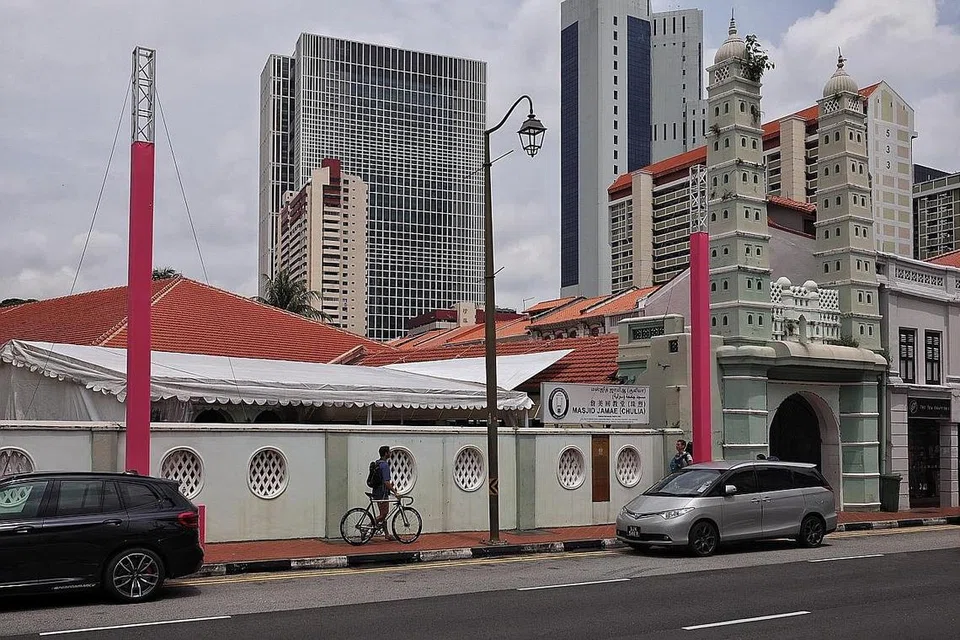 SUNTIKAN BARU MONUMEN NEGARA: Encik Masagos, Encik Rasheed, Encik Kadir dan Dr Faishal semasa melancarkan projek pemulihan dan naik taraf Masjid Jamae Chulia (gambar atas) di masjid yang terletak di South Bridge Road itu semalam. - Foto-foto BH oleh KEVIN LIM