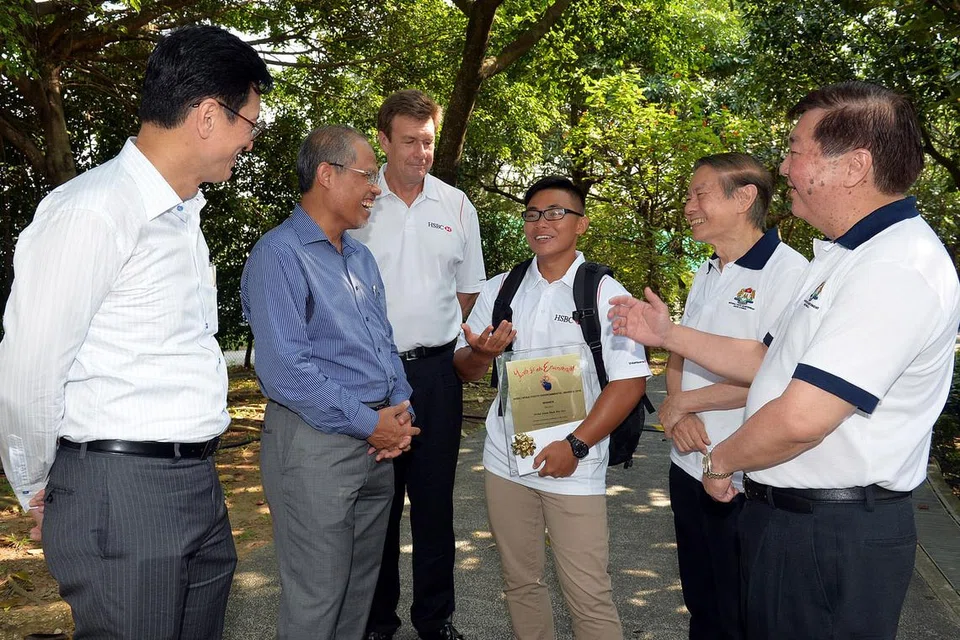 BELIA HARAPAN: Encik Mohd Adam Shah Asri (tiga dari kanan) memenangi Anugerah Alam Sekitar Belia HSBC dan Program Anugerah Pencapaian Belia Kebangsaan (NYAA) atas kepimpinan, sumbangan dan komitmen beliau terhadap alam sekitar. Turut bersamanya (dari kiri) ialah pengetua ITE-nya, Dr Goh Mong Song; Encik Masagos; Encik Guy Harvey-Samuel; Pengerusi NYAA, Profesor Leo Tan; dan Pengarah Eksekutif NYAA, Encik James Soh. - Foto M.O. SALLEH