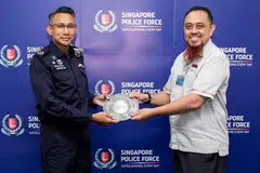 ANUGERAH: Encik Izhar Mohamed Ibrahim (kanan) terima Anugerah Kerjasama Masyarakat daripada Timbalan Penolong Pesuruhjaya (DAC) Masagoes Idris Hussain dalam majlis yang diadakan di Komand Keselamatan Pengangkutan Awam (TransCom). - Foto SPF